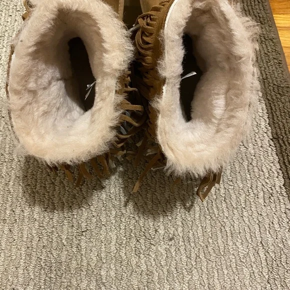 Ugg fringe boots. Size 6 youth or womans 7-7.5 which I wear. - Picture 6 of 8